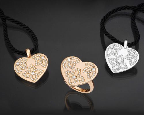 <p>Ciondoli piccoli e anello a cuore intarsiati, in oro bianco e oro rosè con brillanti</p>