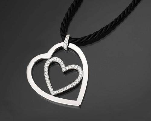 <p>Ciondolo con doppio cuore in oro bianco con brillanti</p>